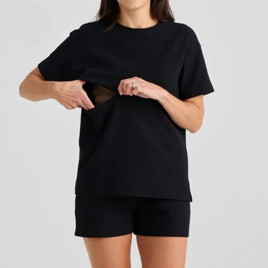 Black nursing tee worn by a breastfeeding mum with discreet feeding access – Relievoo