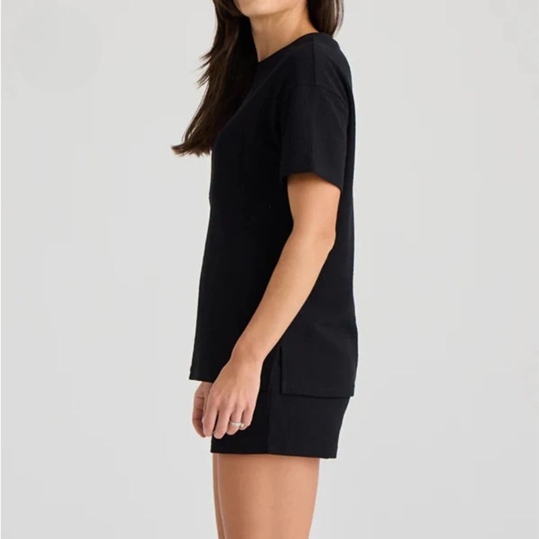Close-up of the black nursing tee feeding opening for easy breastfeeding – Relievoo