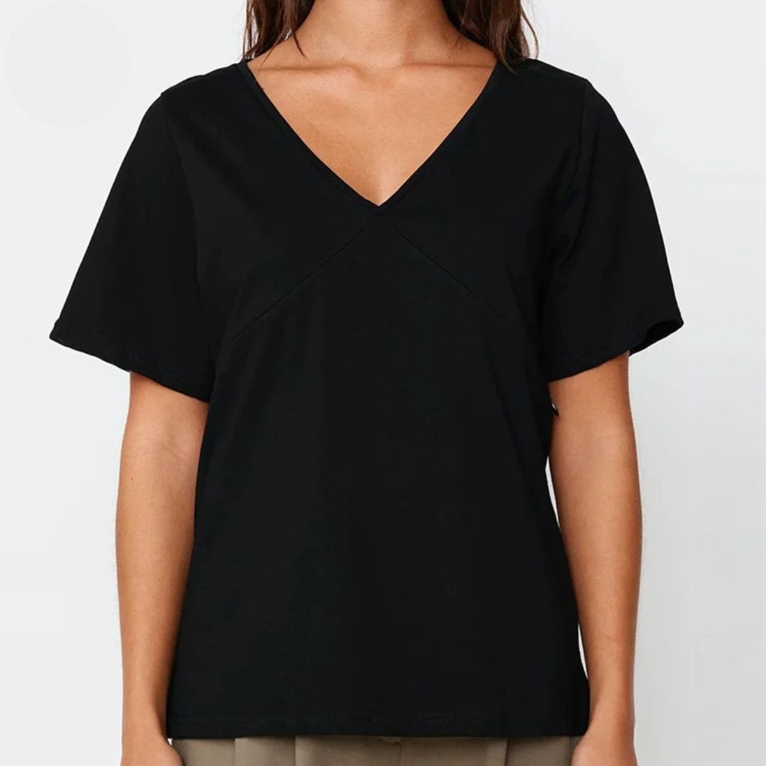 Close-up of the black V-neck nursing tee feeding opening for breastfeeding – Relievoo