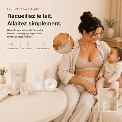 Maman qui allaite son bébé avec un récupérateur de lait Relievoo glissé dans son soutien-gorge, la paire de récupérateurs posée sur la table