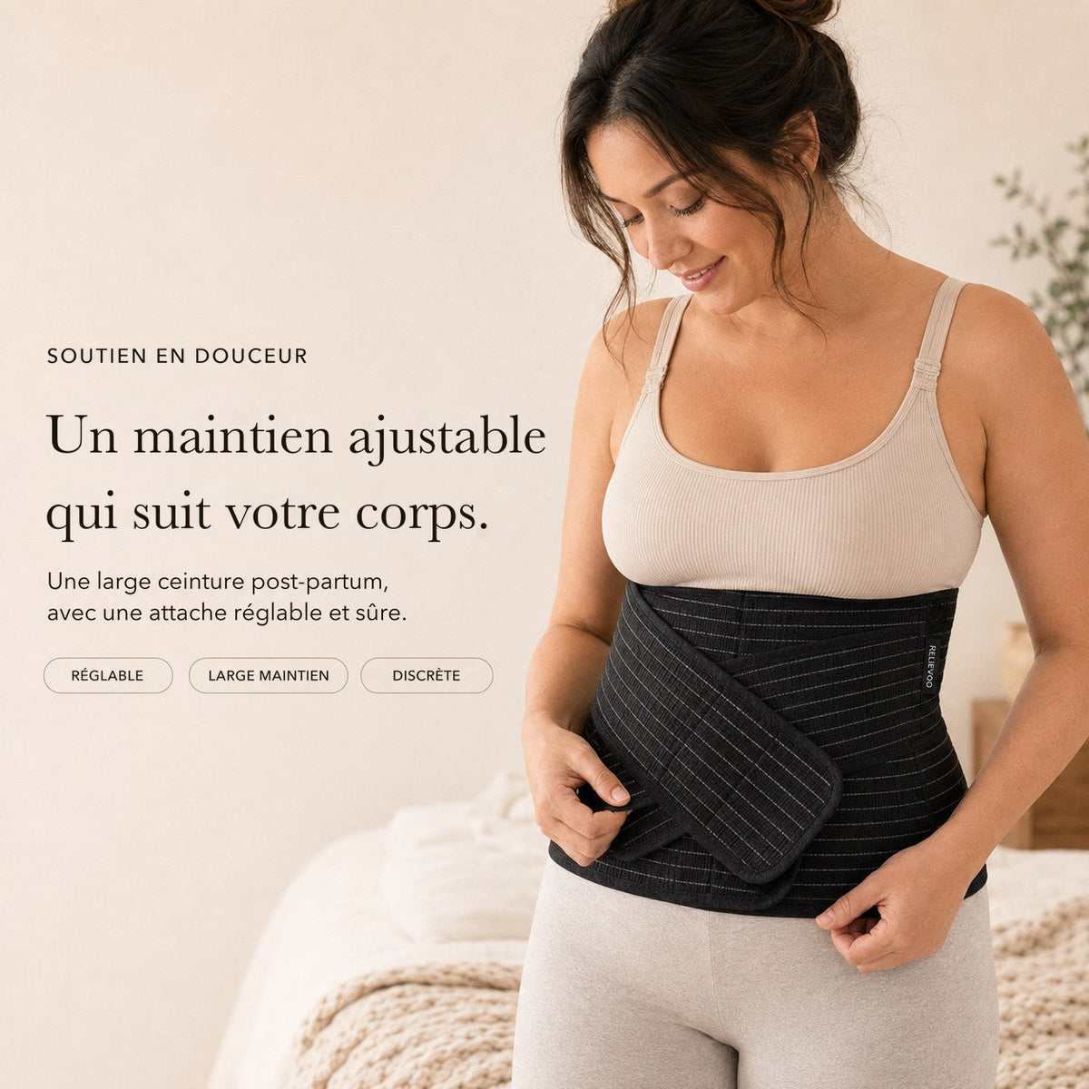 Femme ajustant la ceinture de maintien post-partum noire Relievoo du coffret complet