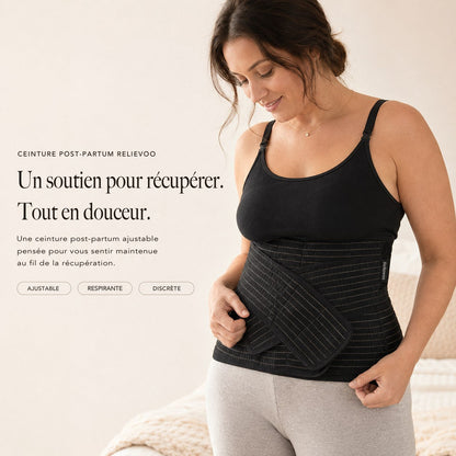 Femme portant la ceinture de maintien post-partum Relievoo noire sur un débardeur noir, la main sur la sangle avant