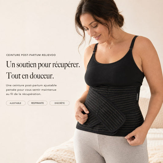Femme portant la ceinture de maintien post-partum Relievoo noire sur un débardeur noir, la main sur la sangle avant