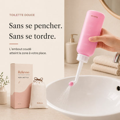 Le flacon rince-périnée Relievoo utilisé, avec sa boîte et sa pochette de voyage dans une salle de bain