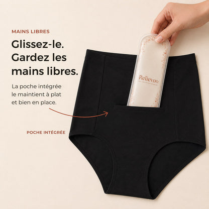 Une main glisse le coussin Relievoo dans la poche avant intégrée d'une culotte post-partum noire