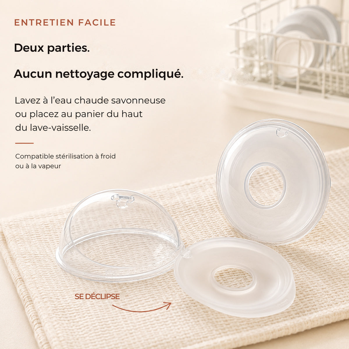 Récupérateur de lait Relievoo déclipsé en ses deux parties pour un nettoyage facile, près d'un égouttoir