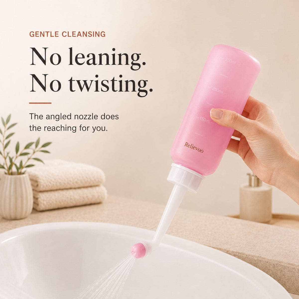 Hand holding the pink 350 ml Relievoo peri bottle with its angled nozzle over a basin rvpumpen rvhasar