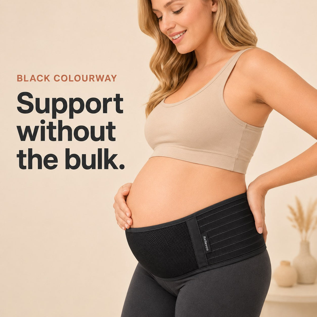 Pregnant woman wearing the black Relievoo pregnancy support belt under her bump rvpumpen rvhasar